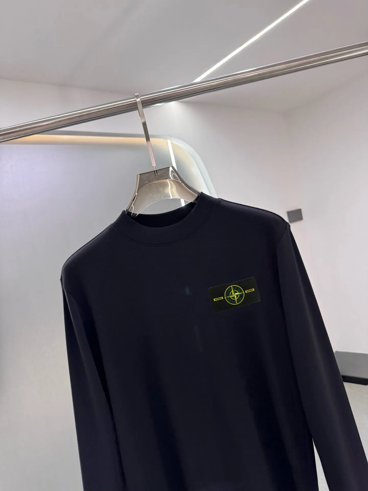 P220 Stone Island 2025 autumn and winter men's latest trade order mid-collar bottoming shirt, in full condition! ! Designed with logo embroidery! Customized 100% pure cotton fabric! Weighing 330g, the upper body is comfortable and breathable, not stiff, and has a rich three-dimensional feel overall. It is a quality export order that meets the simple needs of commuters. The upper body effect is very good, slimming, and not picky about the figure. The fabric workmanship is impeccable. Black White Size: XS-2XL